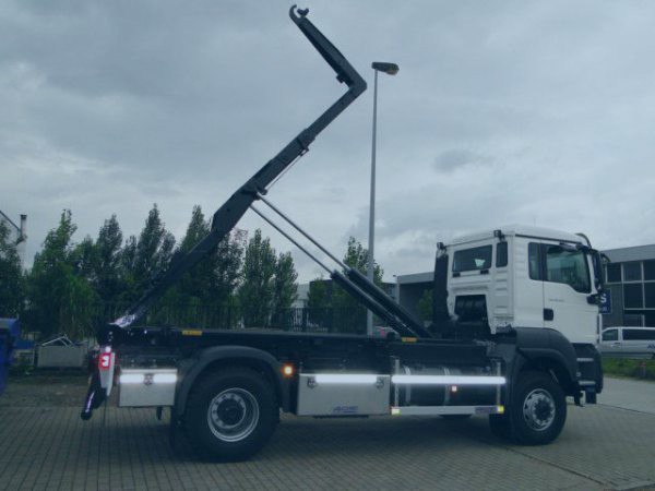 Opbouw vrachtwagen met haak en kettingsysteem voor containers